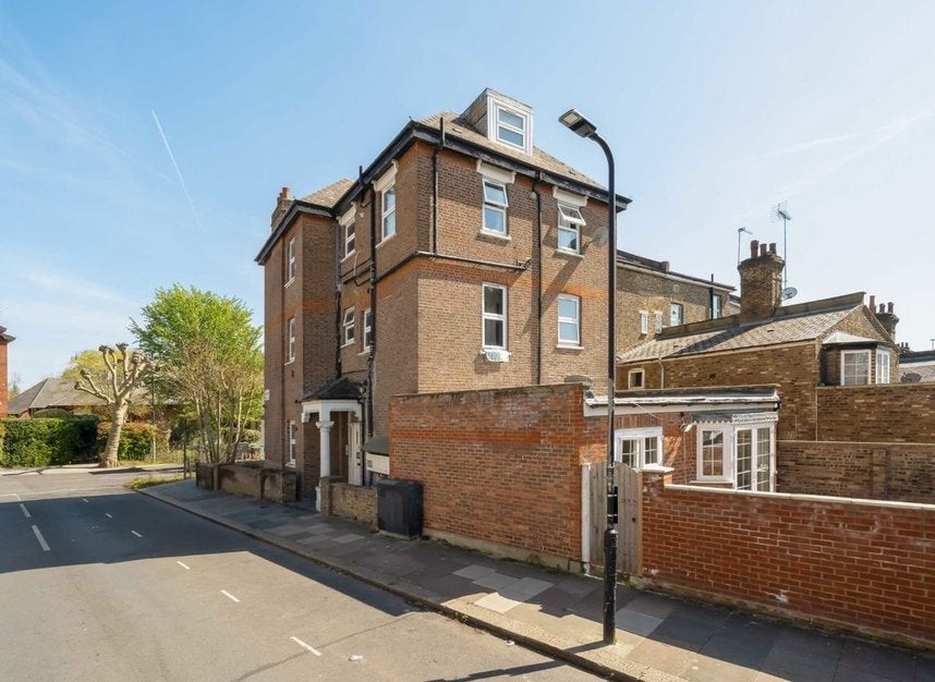 Flat St Cuthbert's Road in Greater London