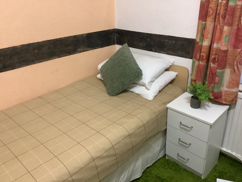 Room Knowle Avenue in Blackpool