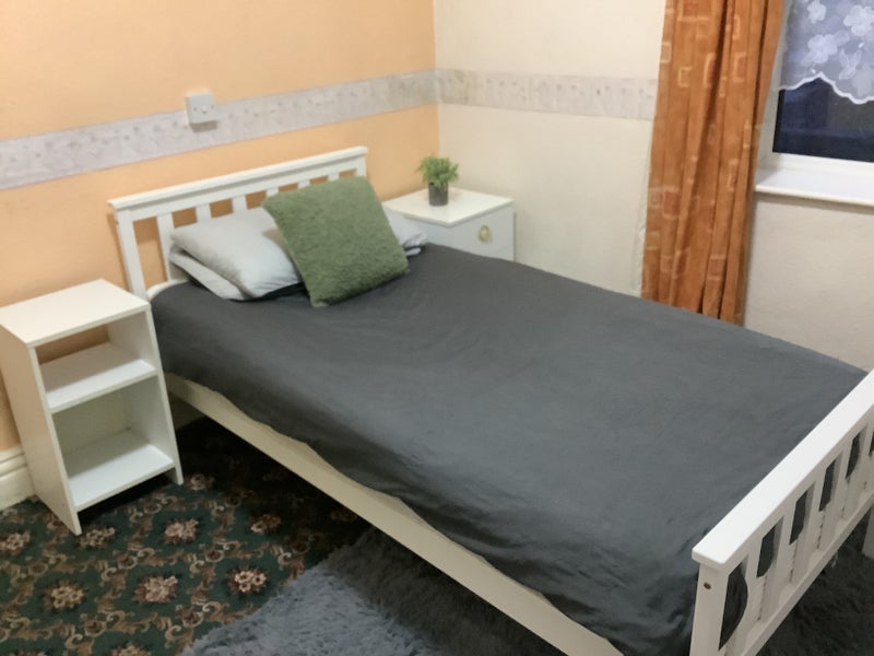 Room Knowle Avenue in Blackpool