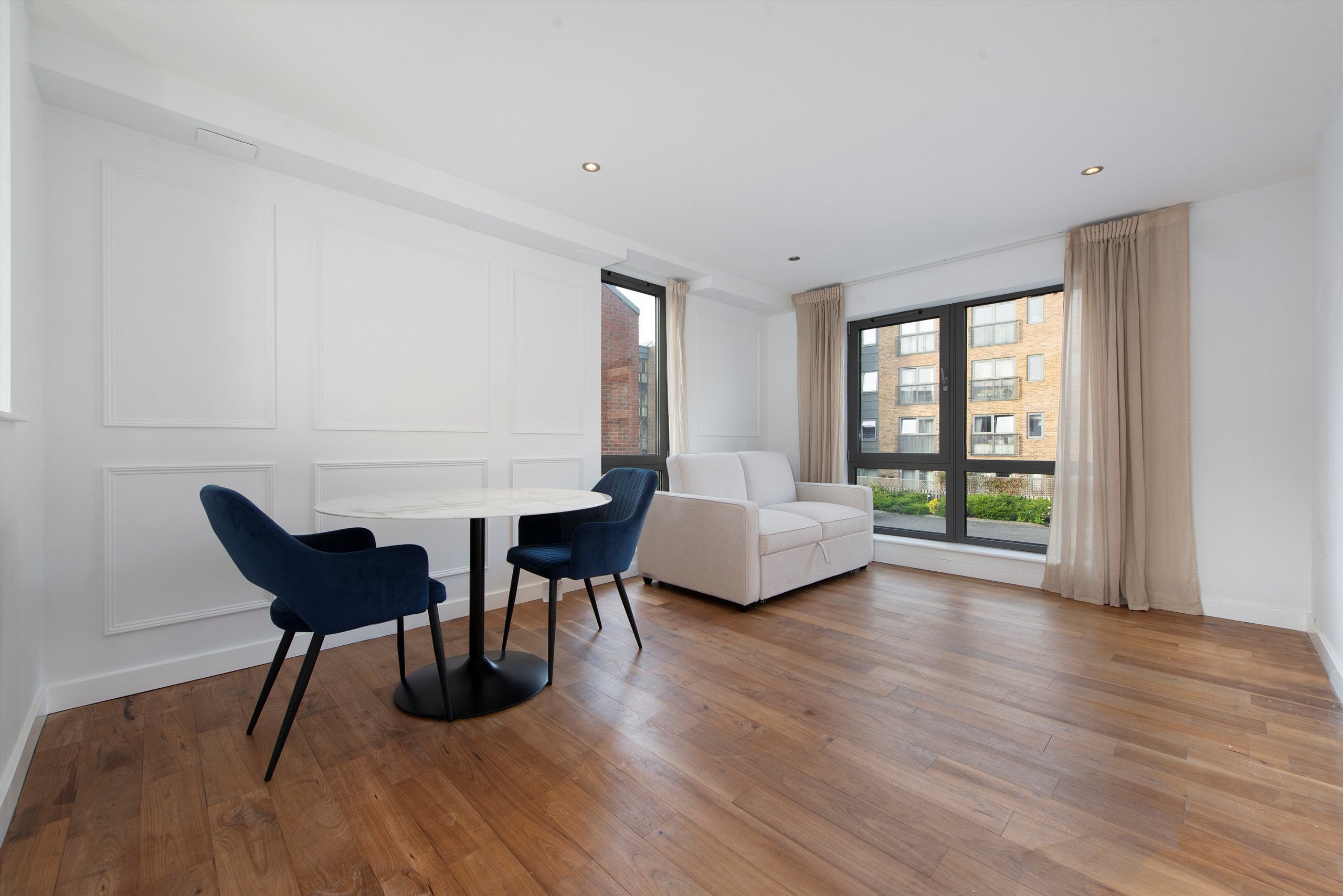 Flat Elbe Street in Greater London