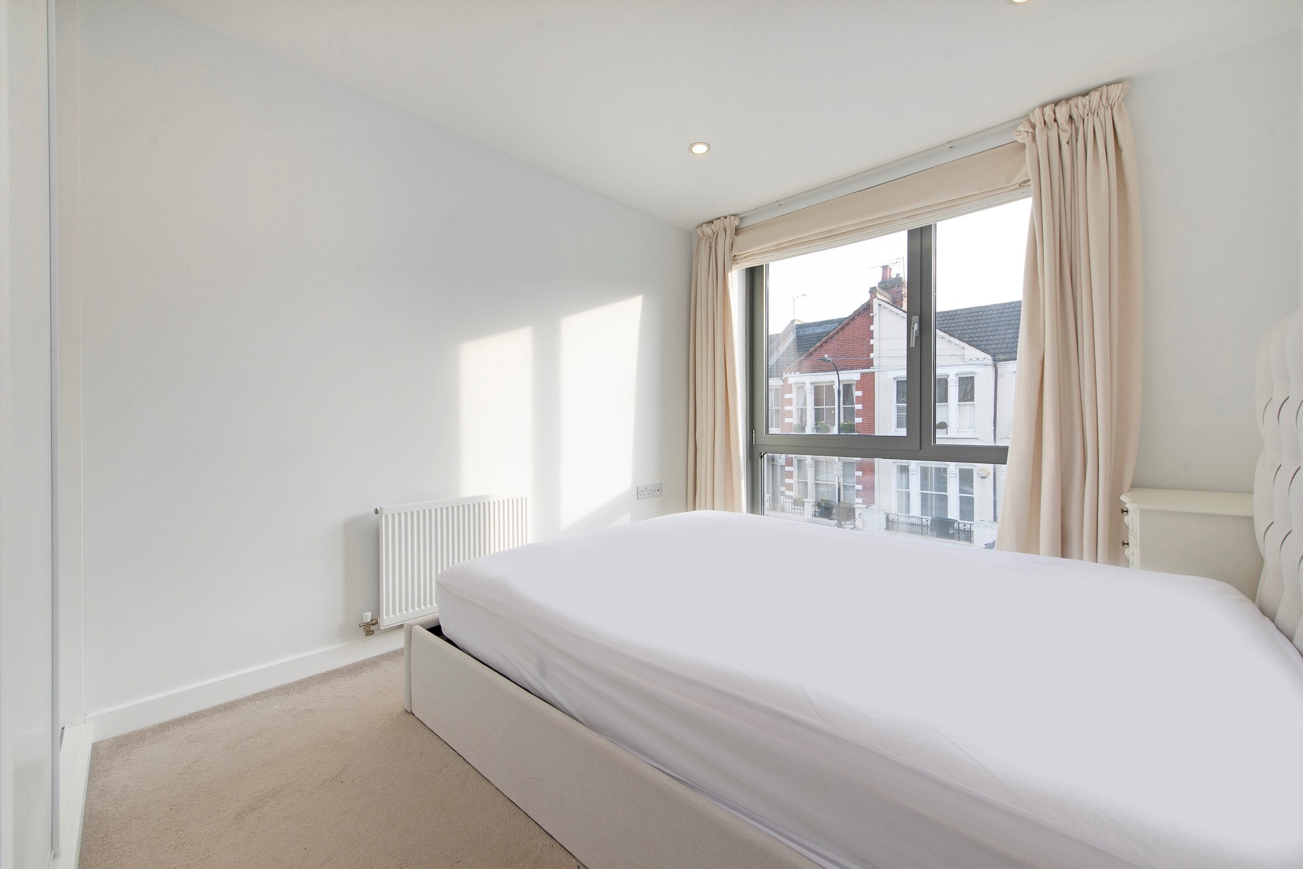 Flat Elbe Street in Greater London