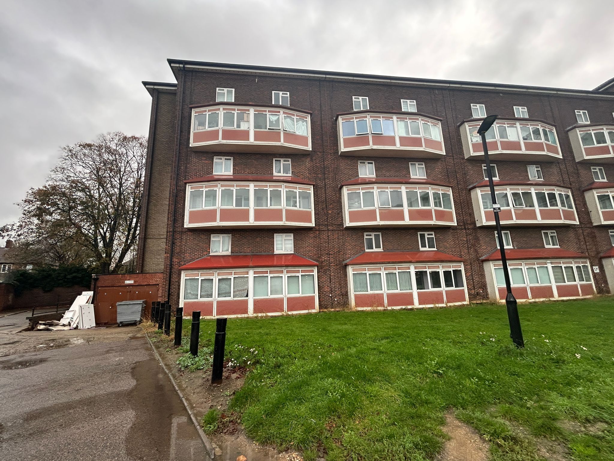 Flat Weir Hall Road in Greater London