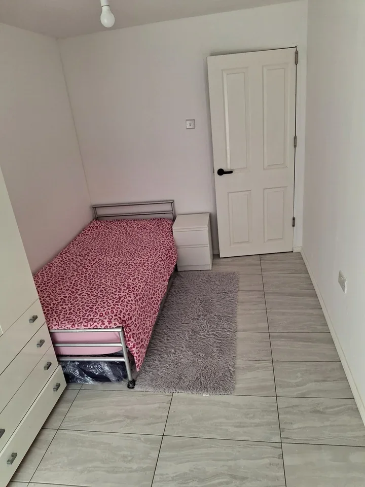 Room Cobbetts Close in Woking