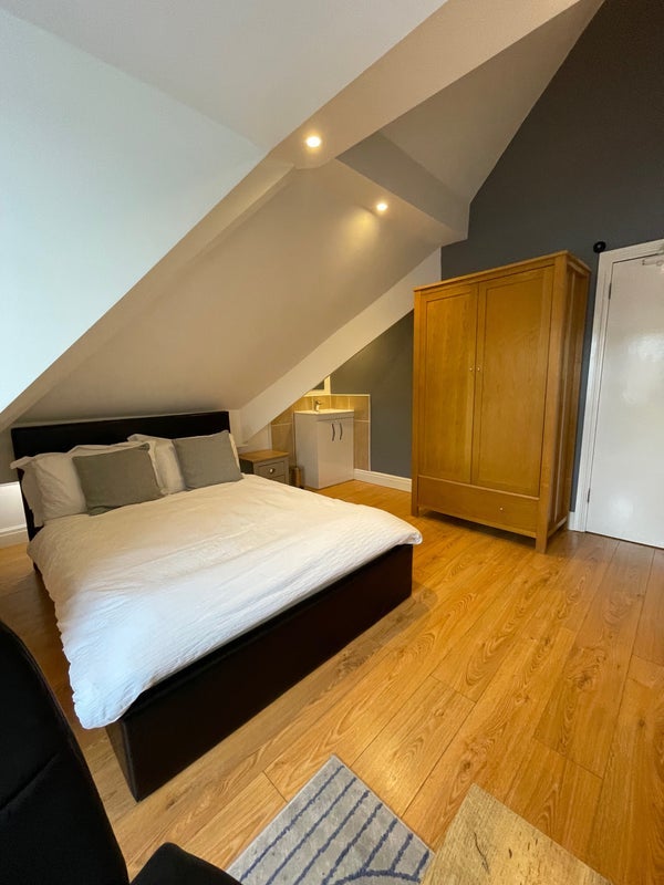 Room Herondale Road in Liverpool