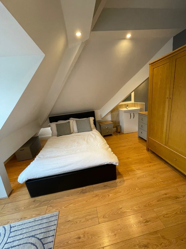 Room Herondale Road in Liverpool
