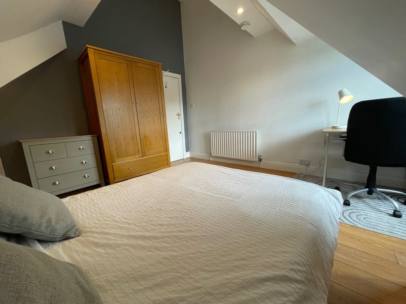Room Herondale Road in Liverpool