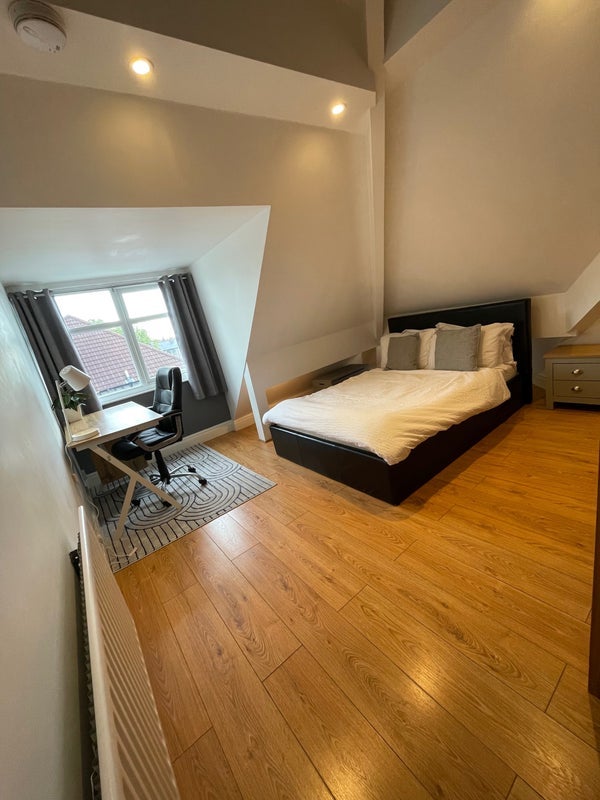 Room Herondale Road in Liverpool