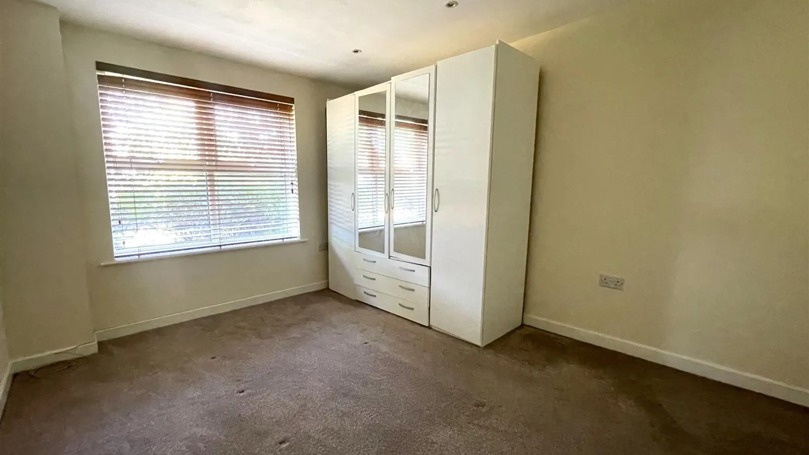 Flat Pembroke Road in Greater London