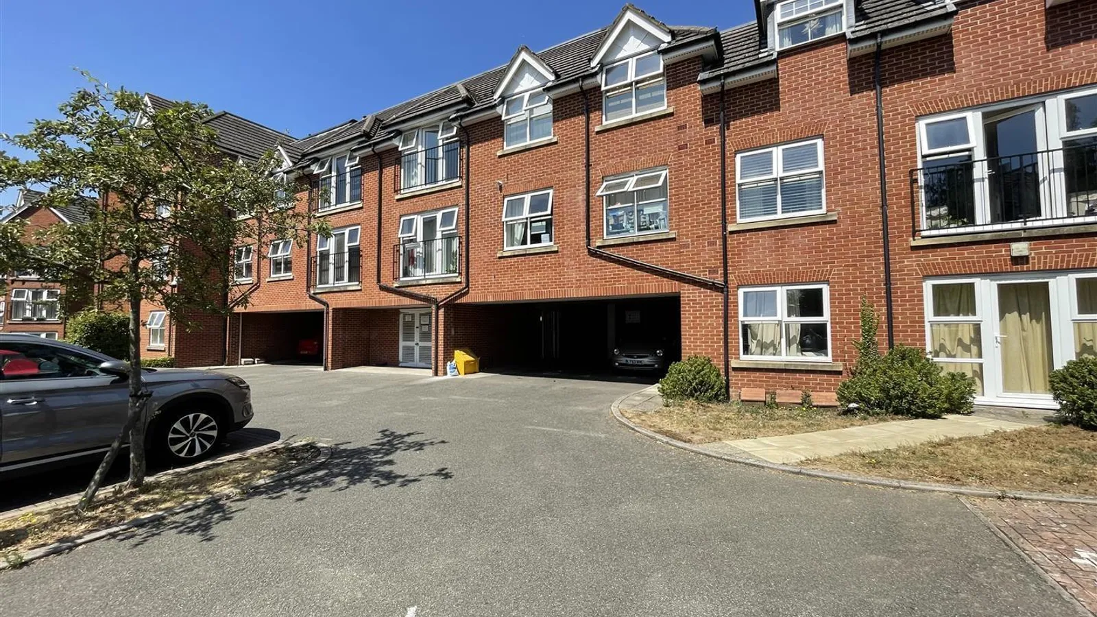 Flat Pembroke Road in Greater London