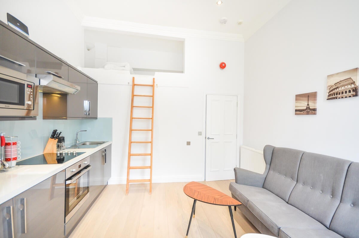 Flat Philbeach Gardens in Greater London