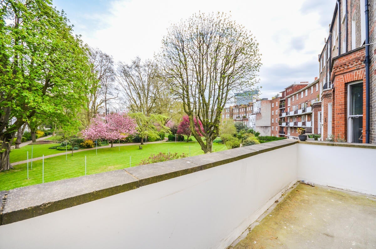 Flat Philbeach Gardens in Greater London