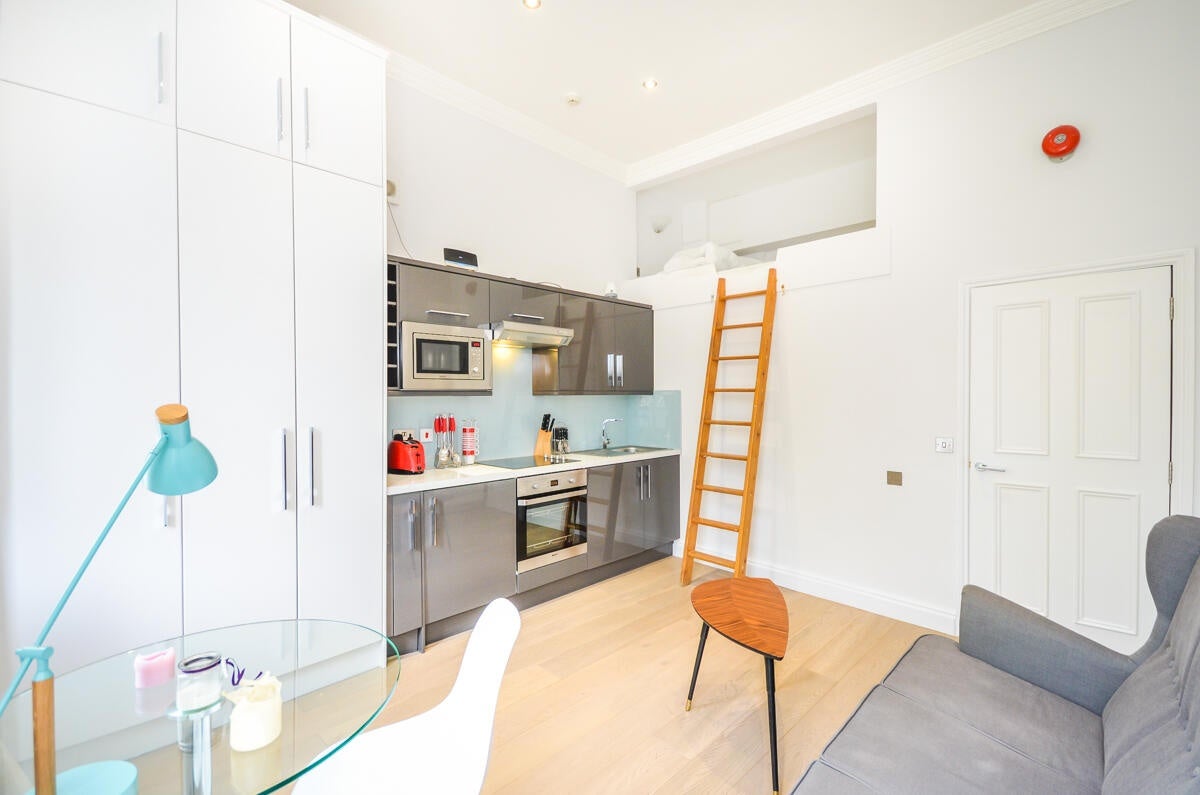 Flat Philbeach Gardens in Greater London