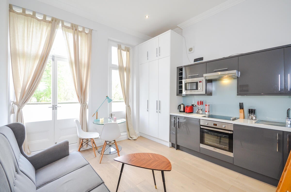 Flat Philbeach Gardens in Greater London