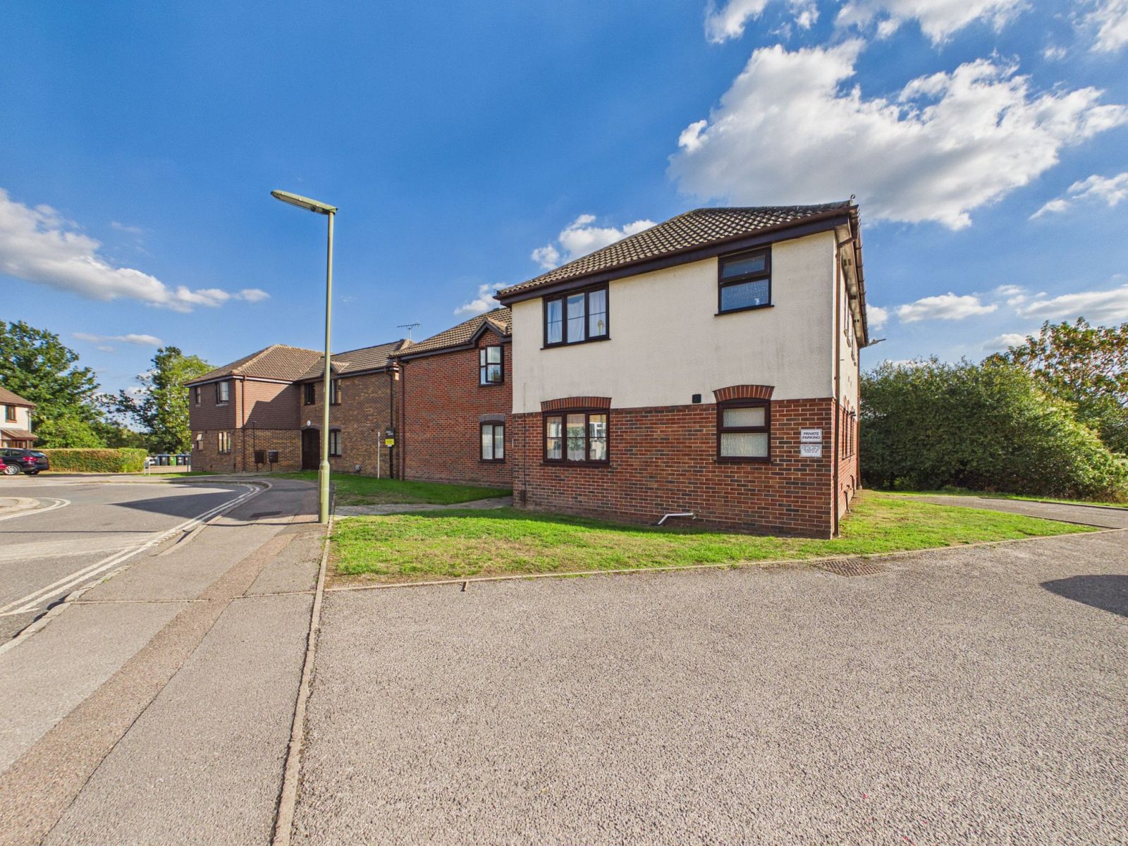 Flat Teazlewood Park in Mole Valley