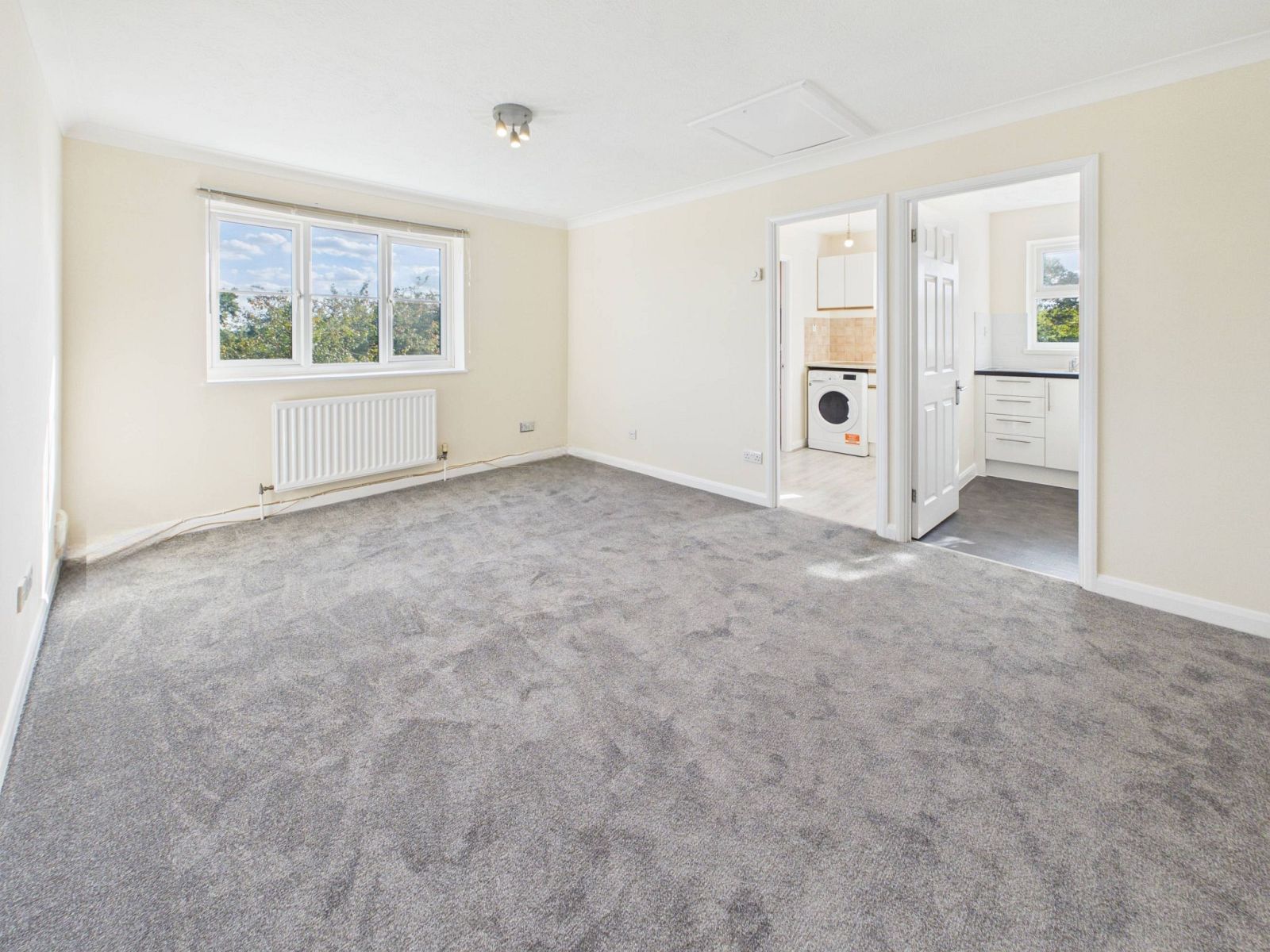 Flat Teazlewood Park in Mole Valley