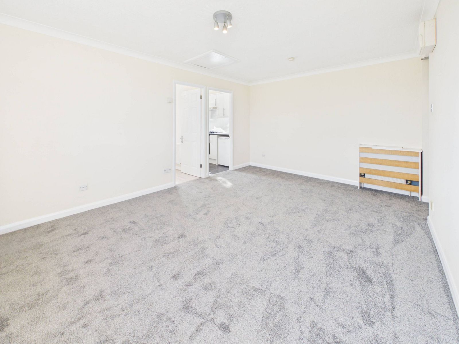 Flat Teazlewood Park in Mole Valley