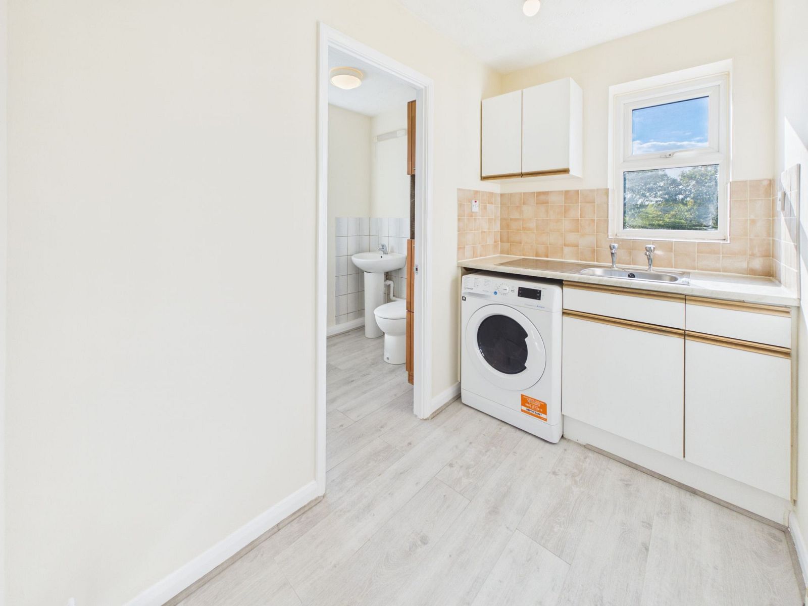 Flat Teazlewood Park in Mole Valley