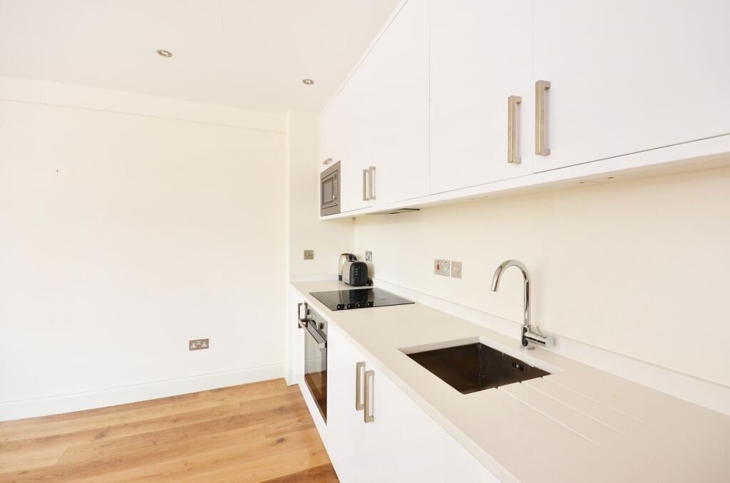 Flat Sloane Avenue in Greater London