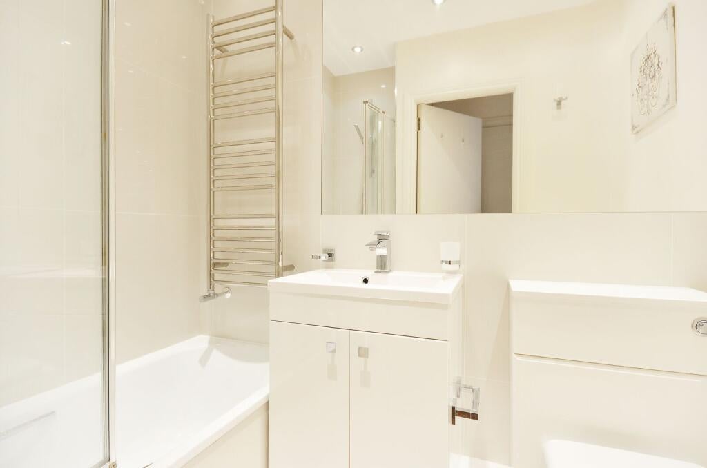 Flat Sloane Avenue in Greater London