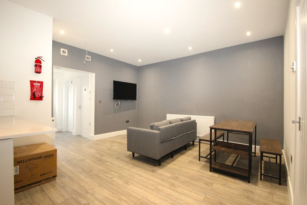Room Maple Road in Greater London