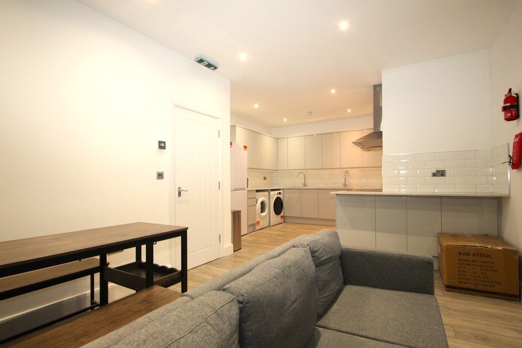 Room Maple Road in Greater London