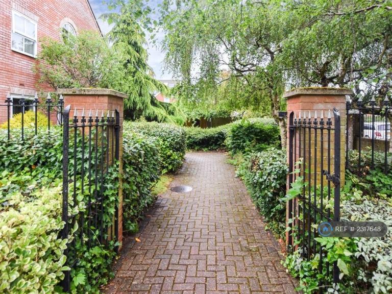 Flat Reading Road in Rushmoor