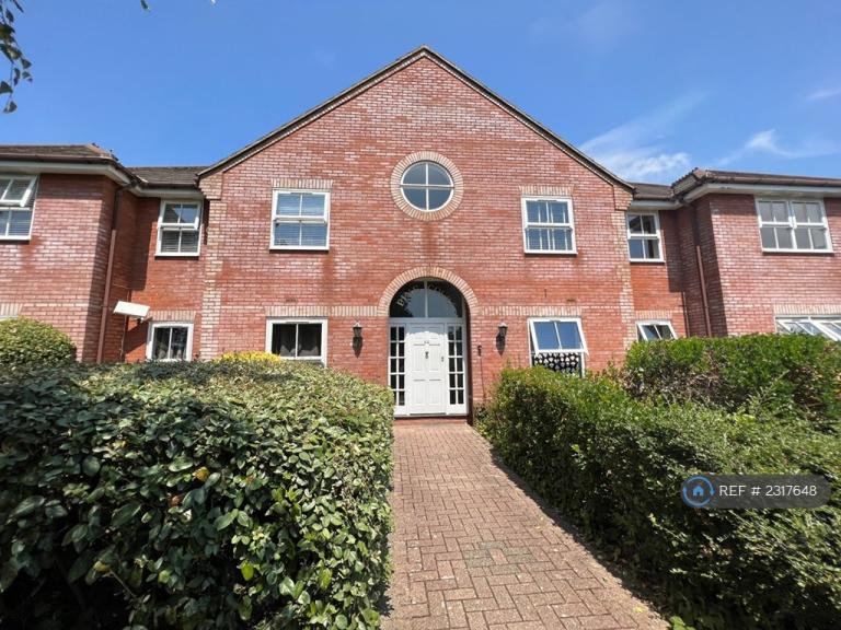 Flat Reading Road in Rushmoor
