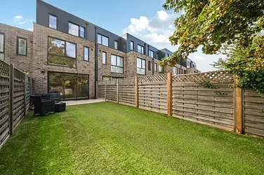 House Woodland Way in Greater London