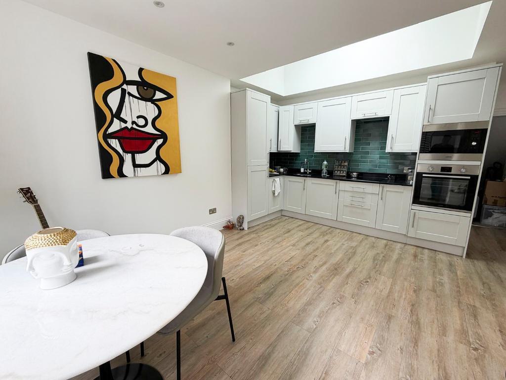 Flat Finchley Road in Greater London