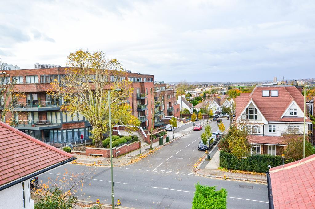 Flat Finchley Road in Greater London