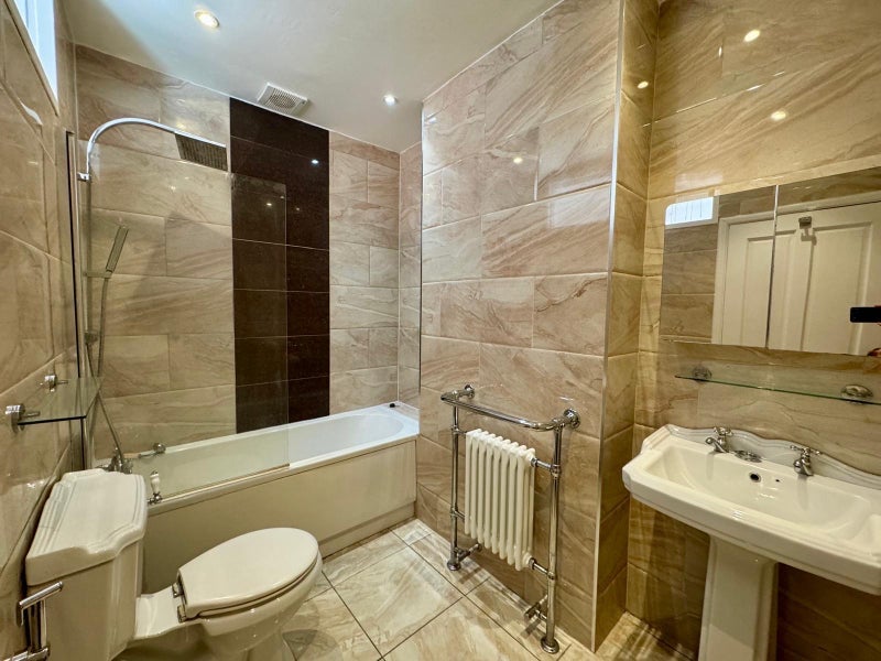 Room Grand Drive in Greater London