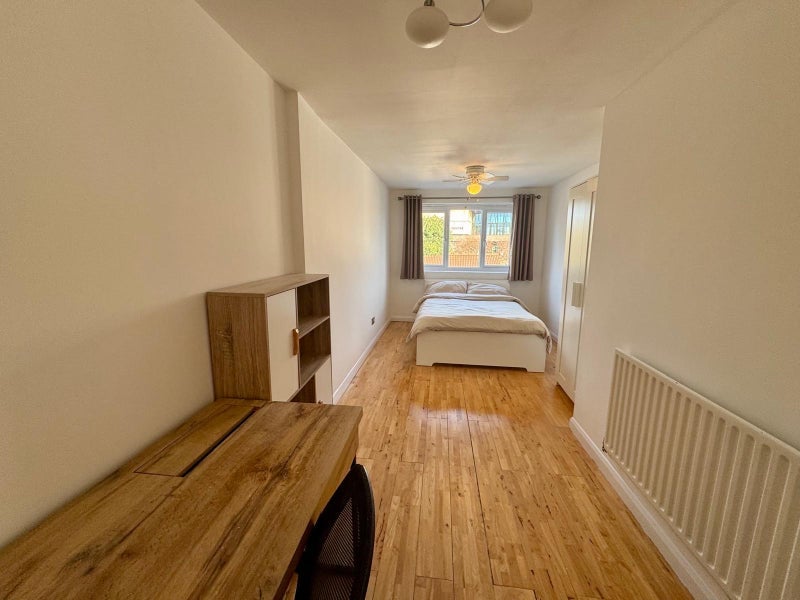 Room Grand Drive in Greater London