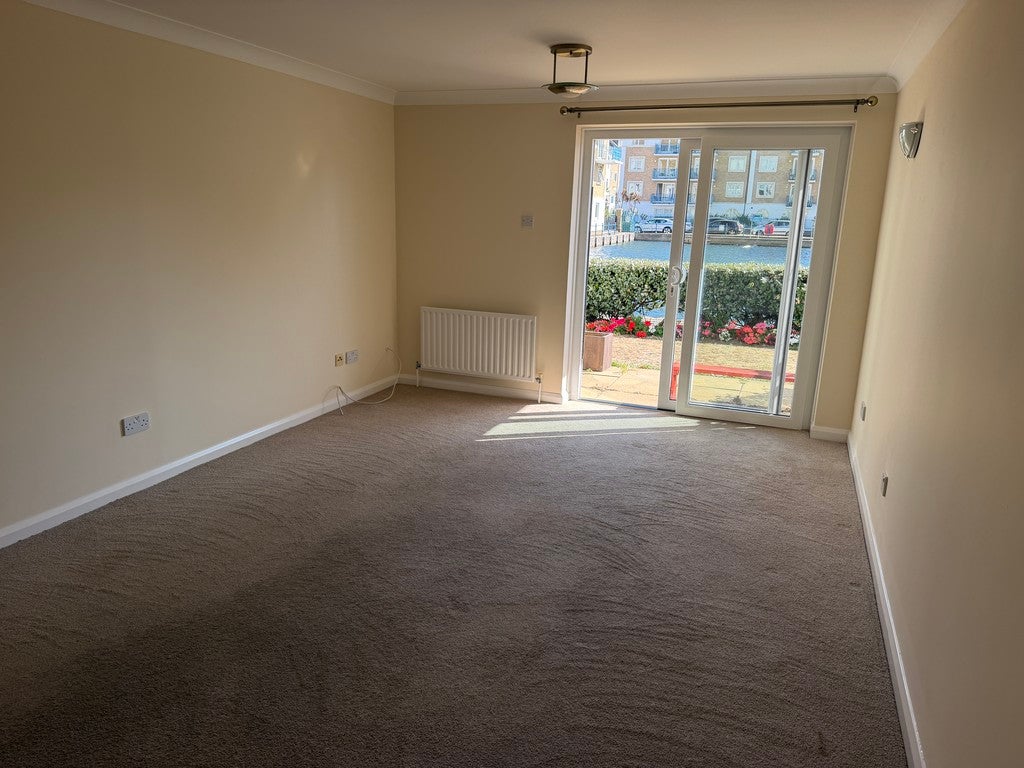Flat North Wall Promenade in Roedean