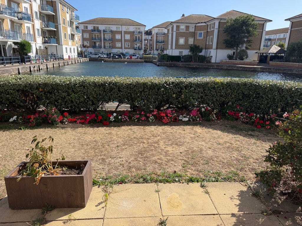 Flat North Wall Promenade in Roedean