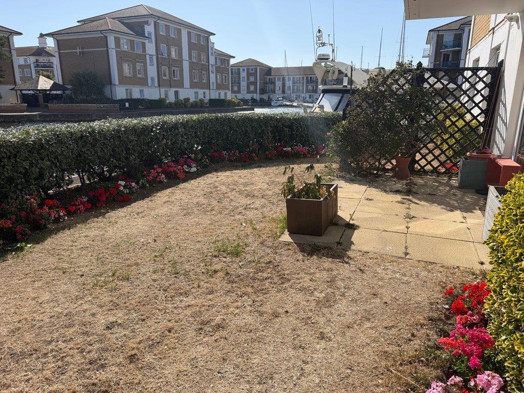 Flat North Wall Promenade in Roedean