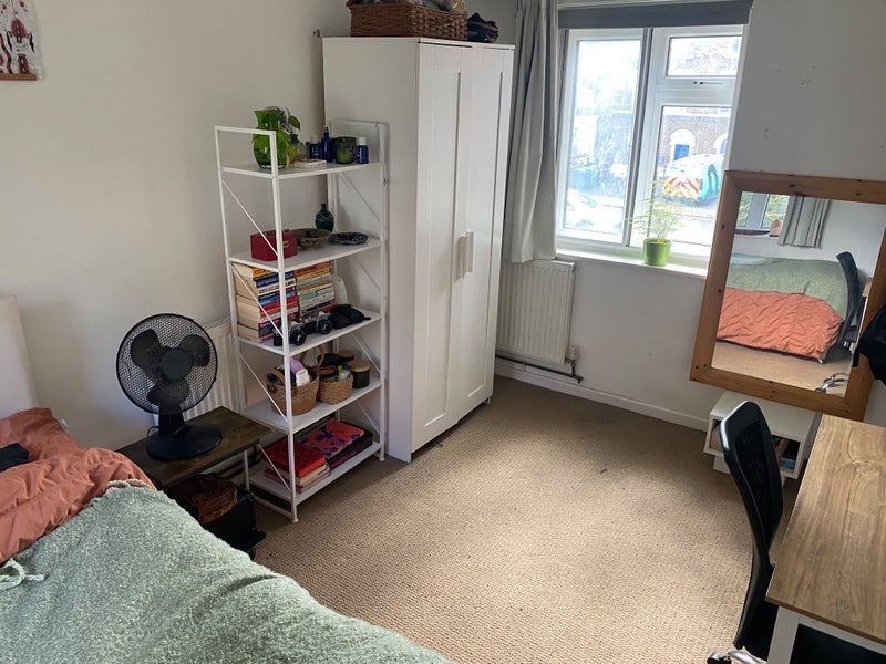 Room Lower Road in Greater London
