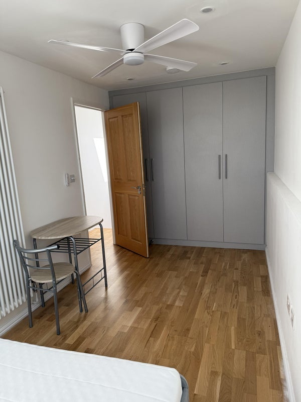 Flat Palace Grove in Greater London
