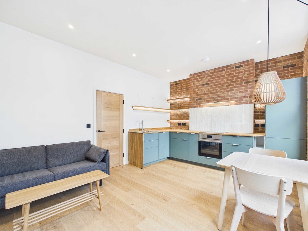 Flat Morrish Road in London