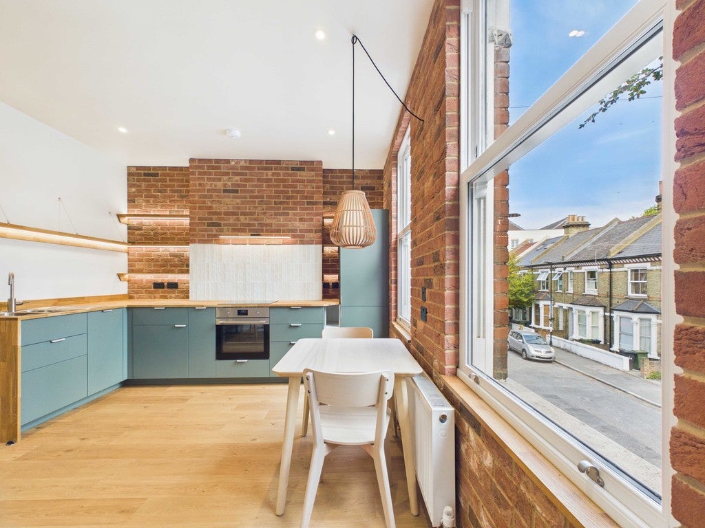 Flat Morrish Road in London
