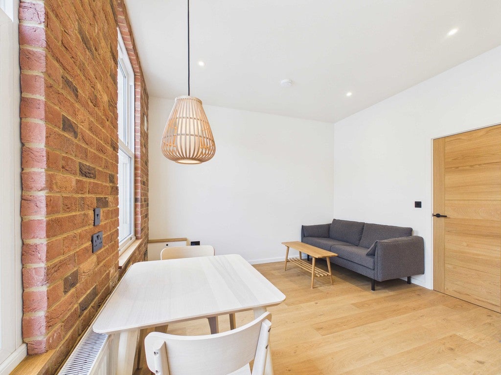Flat Morrish Road in London