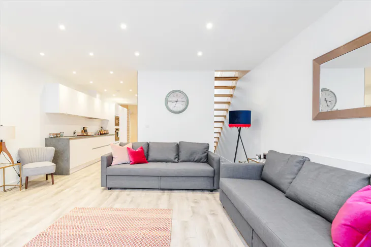 Flat Grange Road in Greater London