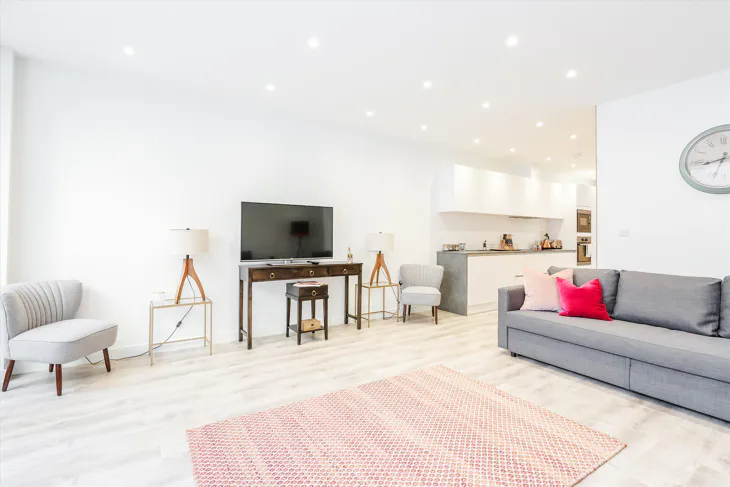 Flat Grange Road in Greater London