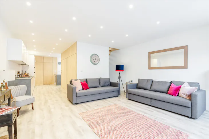 Flat Grange Road in Greater London