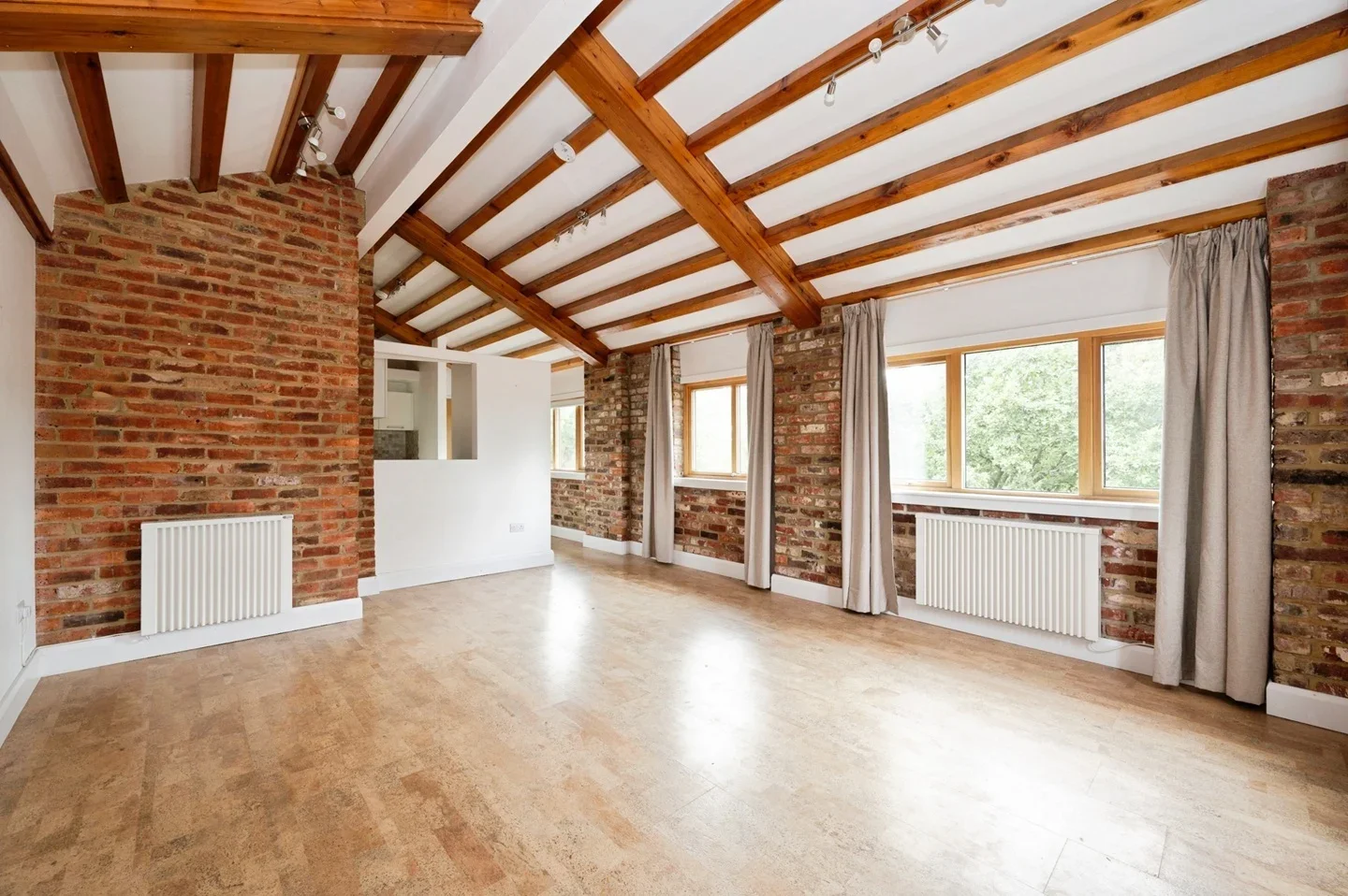 Flat Horsham Road in Waverley