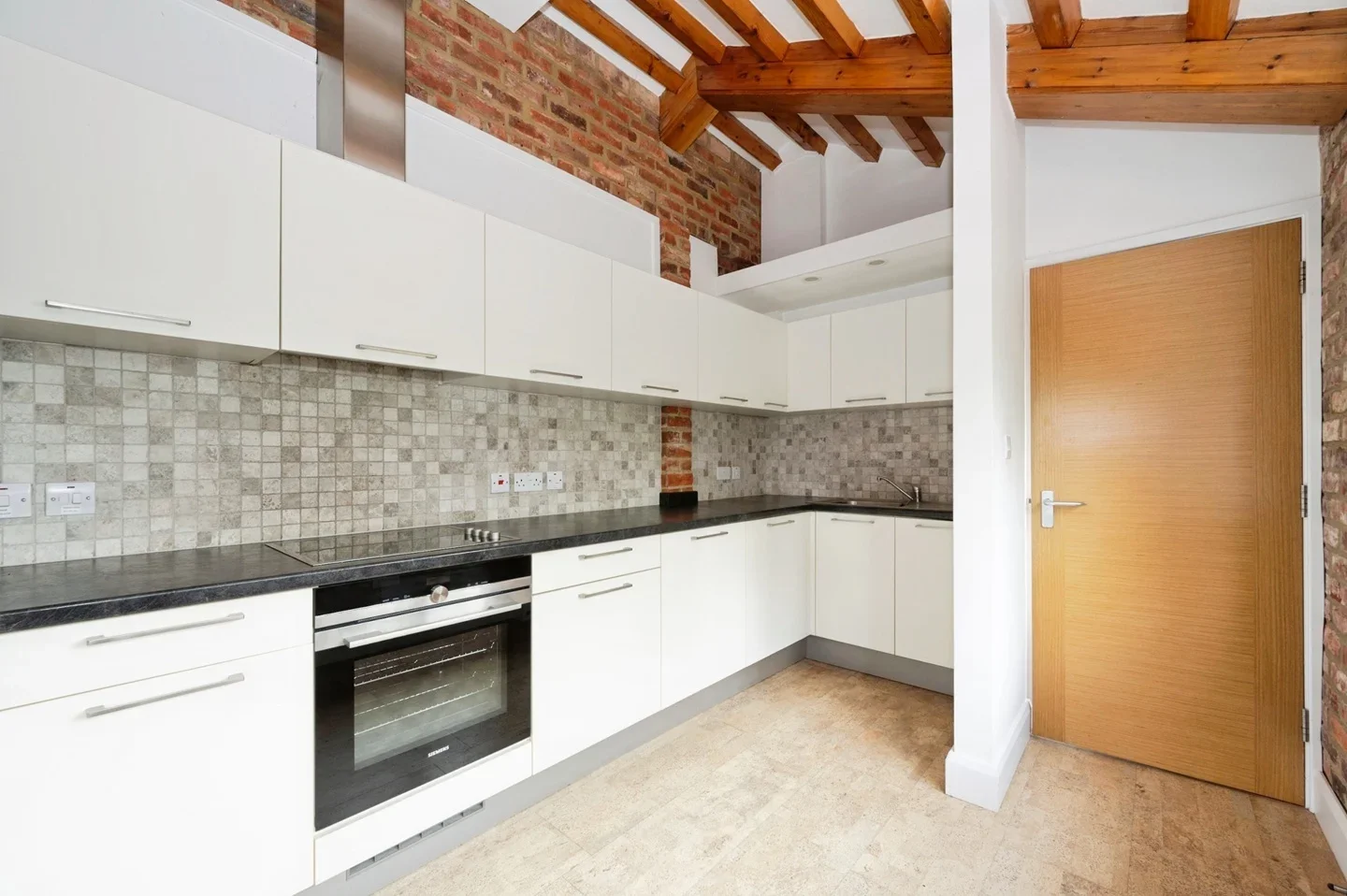 Flat Horsham Road in Waverley