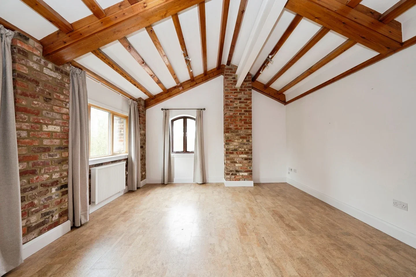 Flat Horsham Road in Waverley