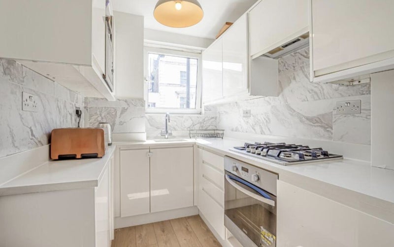 Flat Fernshaw Road in Greater London
