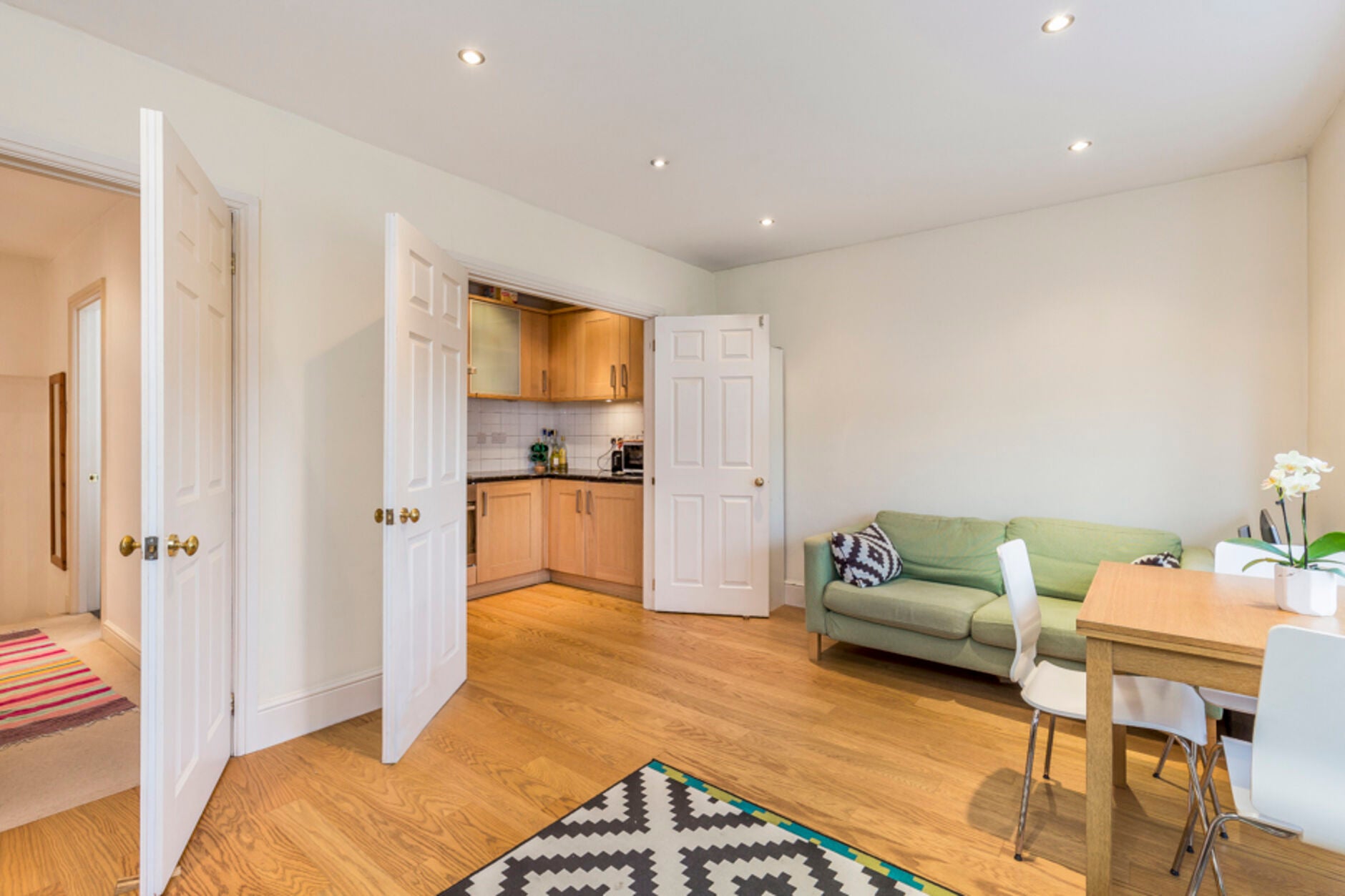 Flat Starfield Road in Greater London