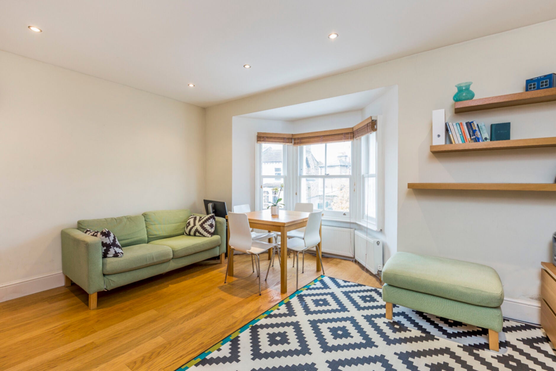 Flat Starfield Road in Greater London