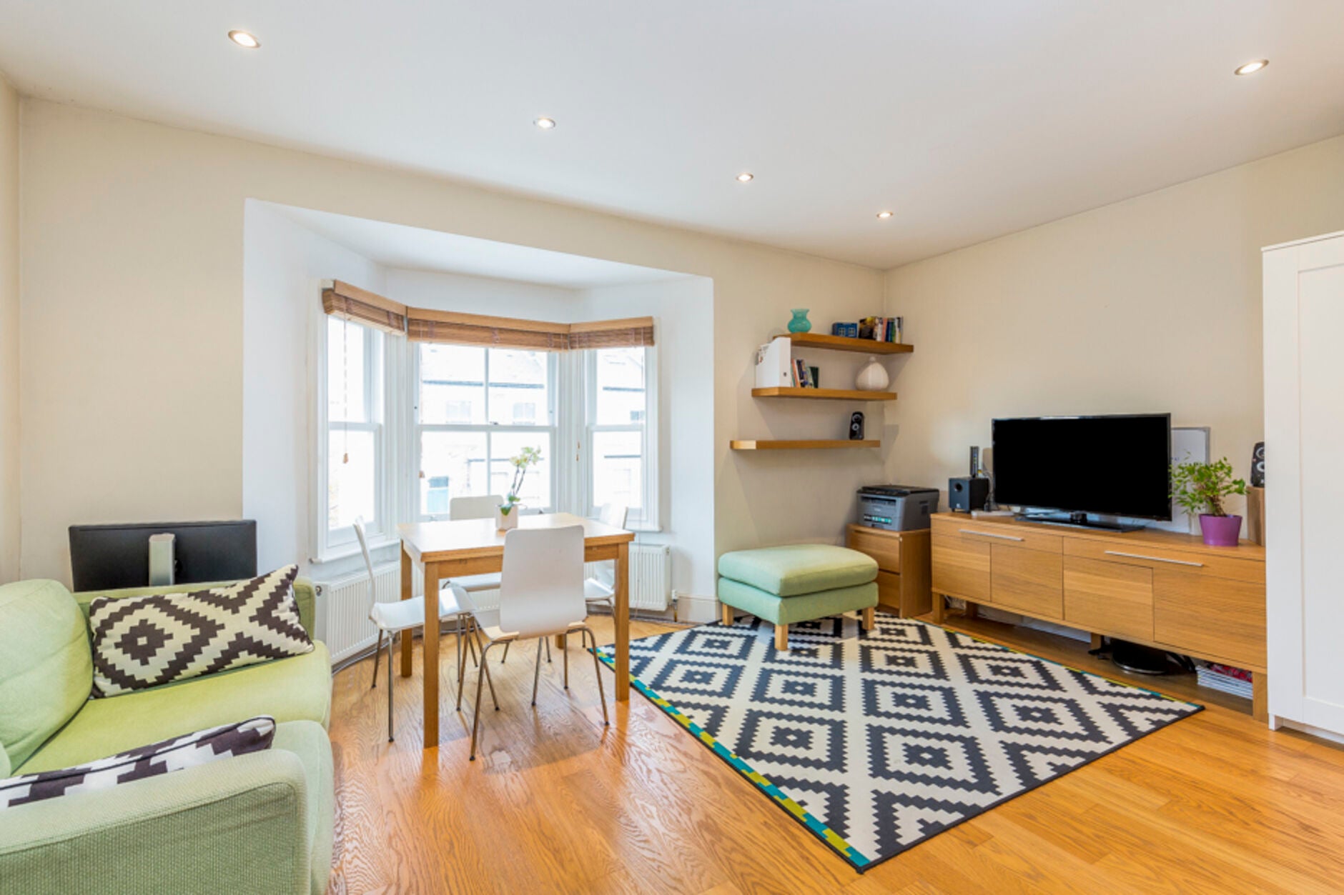 Flat Starfield Road in Greater London